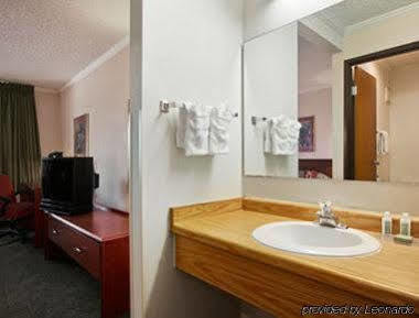 Baymont By Wyndham Glenview Hotel Екстериор снимка